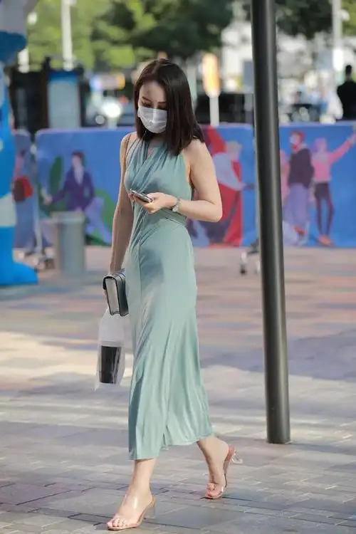 穿绿色挂脖全身裙的气质美女也是今年比较流行的颜色