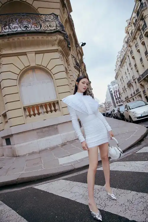 傅菁一袭白色褶皱连衣裙惊艳亮相巴黎时装周