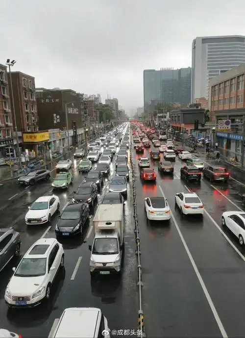 下雨 早高峰=成堵 你堵在哪里了? 图据网友