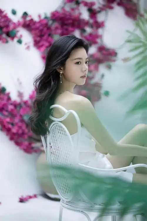 赵今麦吊脖纯白连身裙这才是真正的肤白貌美大长腿哦