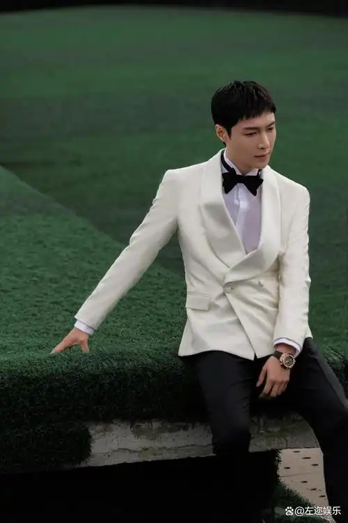张艺兴北影节白西装亮相 帅气贵气造型令人期待