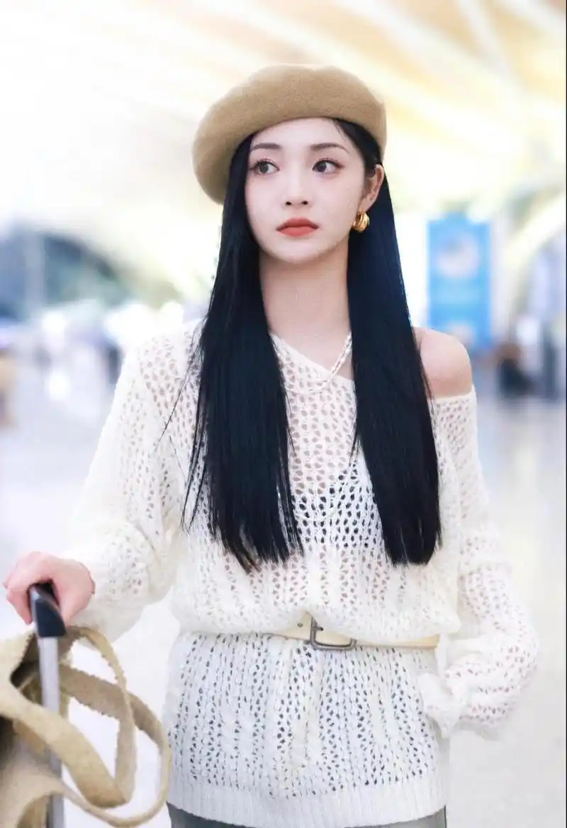 周洁琼今日机场穿搭 一身百元出发时装周!