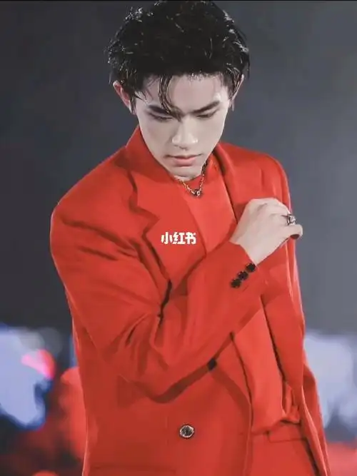 没有人可以拒绝易烊千玺的红西装
