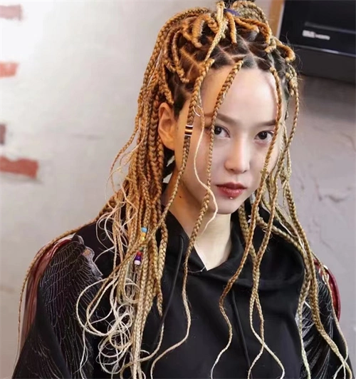 小仙女们喜爱的脏辫之一,蓝粉cp的渐变混搭发色,让造型更加出挑.