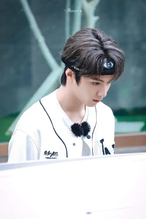 刘耀文衣服上好多笑脸##刘耀文戴两个防蚊手环