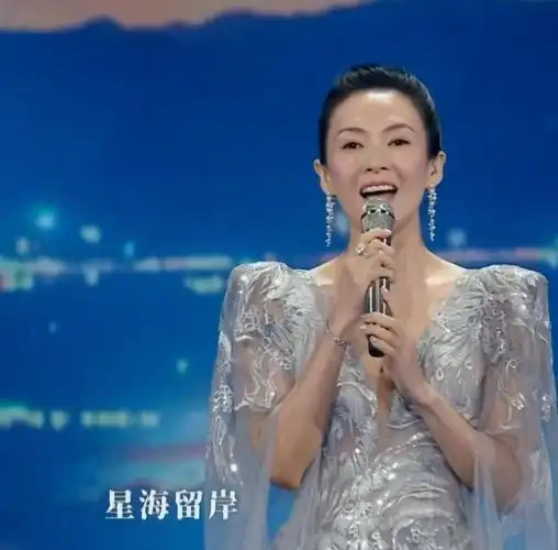 44岁章子怡力压成龙压轴亮相穿深v裙像女王登基脸也太抗老了