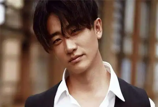 "狠人"黄轩的逆袭史,从无人问津到名导宠儿,几段情史太精彩