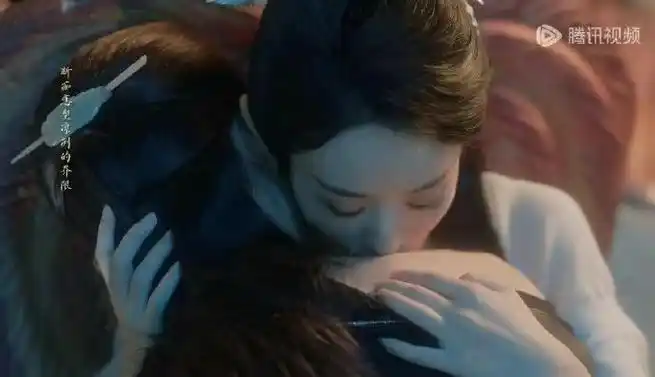 沈璃行止一个亲肩膀一个亲脖子##与凤行