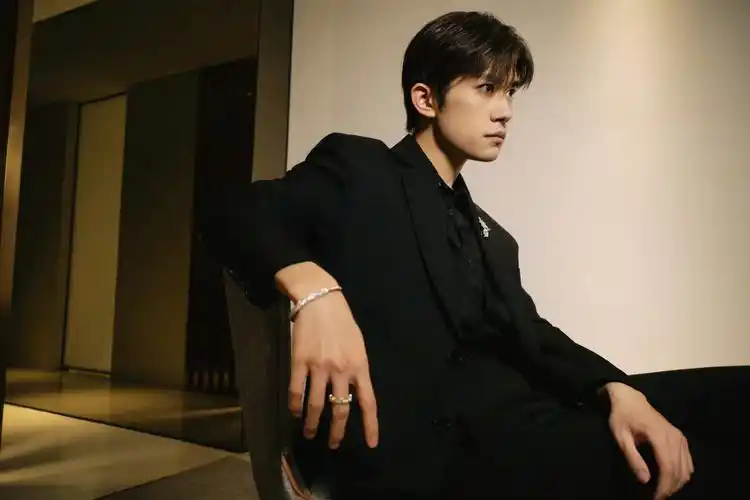 易烊千玺亮相活动一身黑色西装的酷帅少年胸针超闪