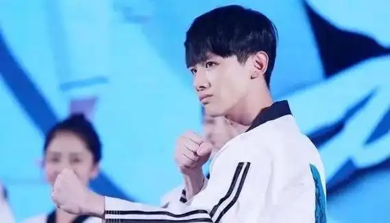 名字里有晨的明星("怀柔王子"白敬亭,从羞涩脸红到老司机的成长之路)