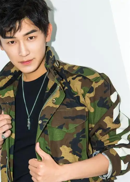 杨旭文曝迷彩装写真 玩转酷帅活力风