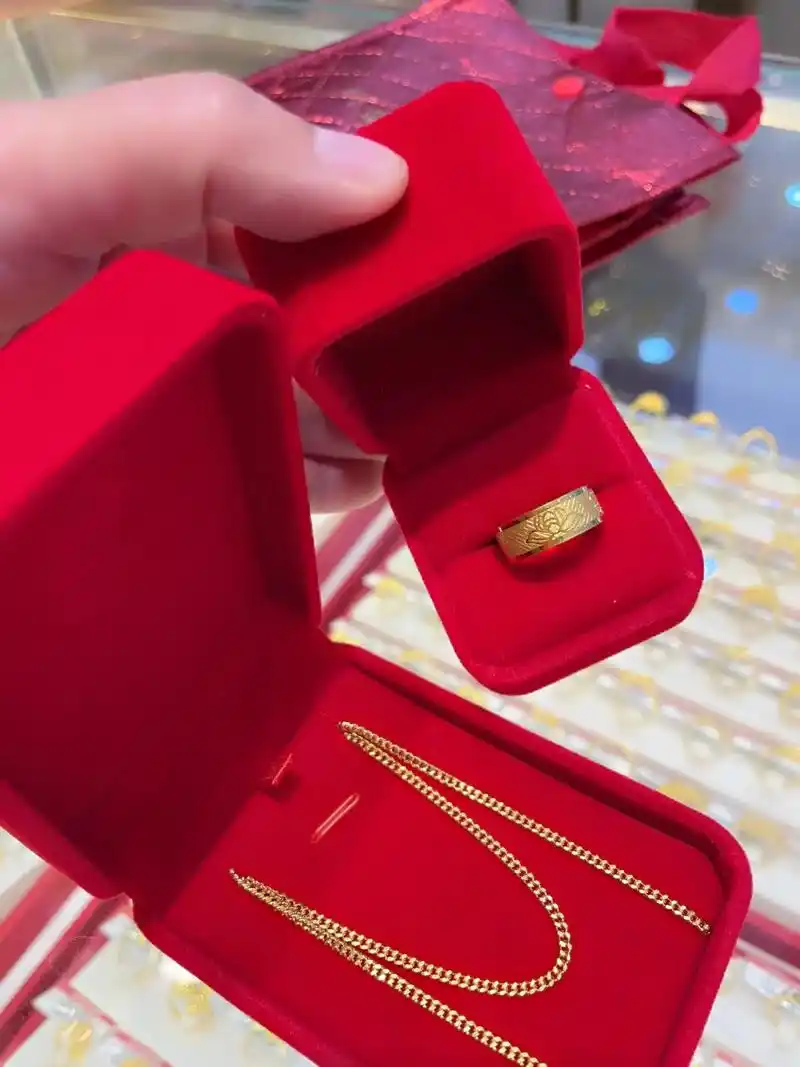 啊姨说60岁润月 要金戒指 女儿买给阿姨的莲花戒指好好看#寓 - 抖音