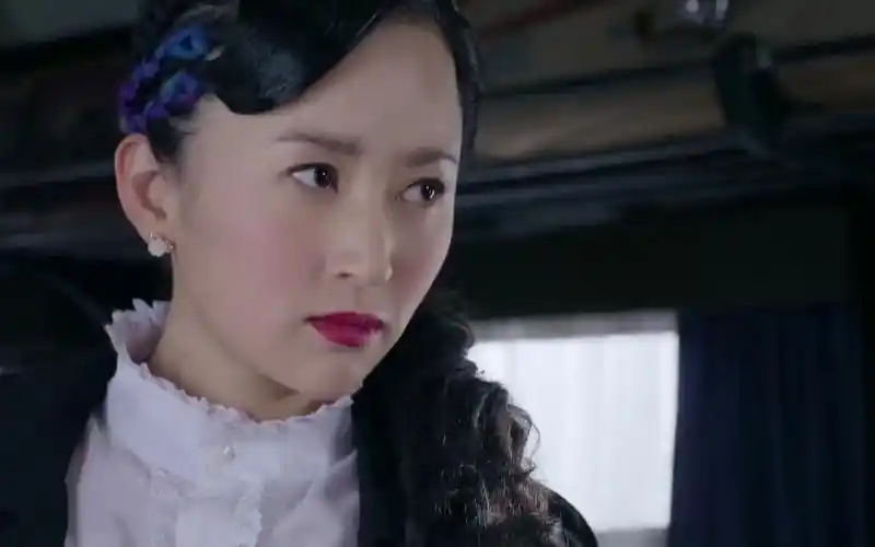 杀出黎明:小伙在身上绑满炸弹,谁知姑娘根本不怕,一招解决他!