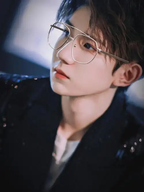 王源壁纸眼镜源好帅好绝