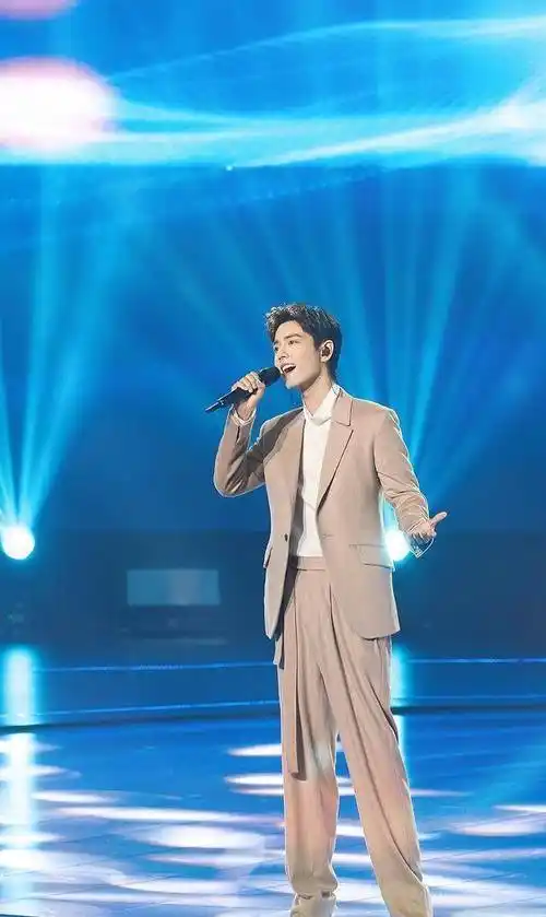 肖战献唱登报,言传身教观众,被叫哥哥还同小朋友画画_斯人若_小飞侠