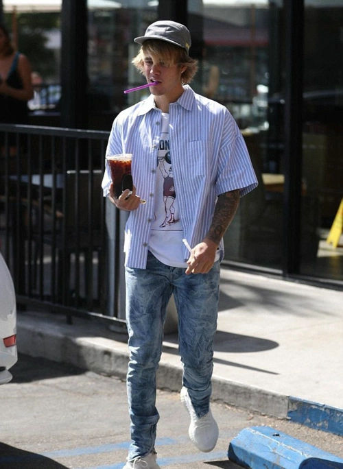 贾斯汀,比伯帅气现身一家咖啡店,却被身后的兰博基尼抢风头