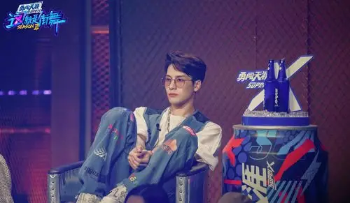 《这就是街舞》王嘉尔大秀获第一 专业表现屡屡获赞