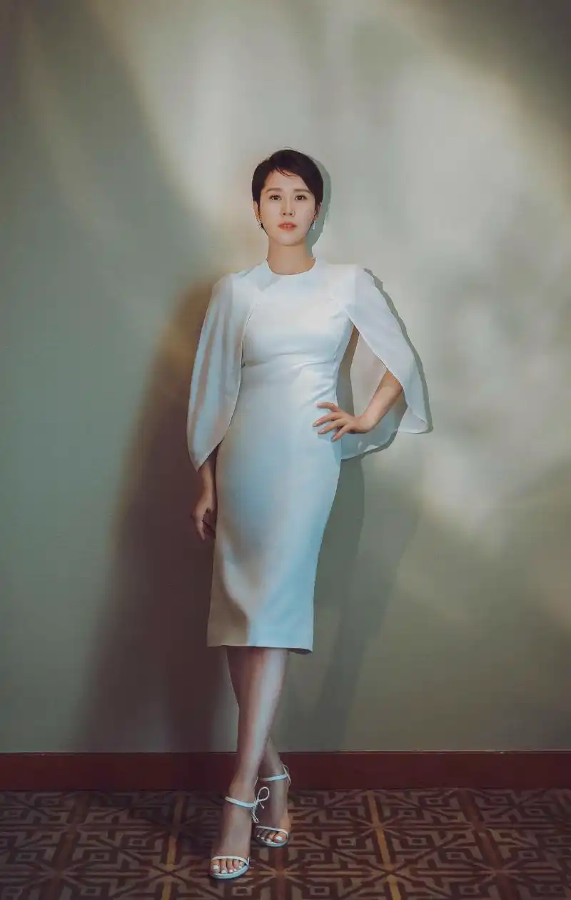 海清出席品牌活动 白色连衣裙尽展温婉成熟魅力