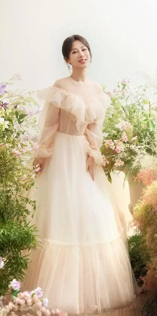 杨紫520婚纱大片玫瑰粉氛围浪漫唯美勾勒轻盈曼妙姿态