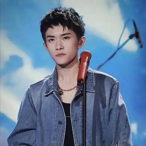 易烊千玺最新发型太喜欢了,微微卷 空气刘海,整个人又精致许多