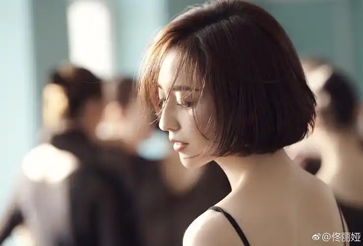 短发的佟丽娅是不是比长发时期好看多了?