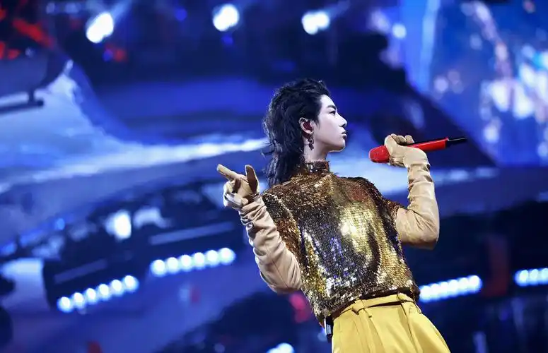 华语乐坛领军人华晨宇配上高定战袍加持尽显王者风范贵气十足