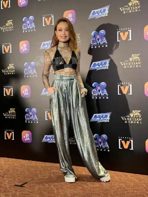容祖儿喜提双奖,身穿"透视装"火力全开,阔腿裤原来好时髦