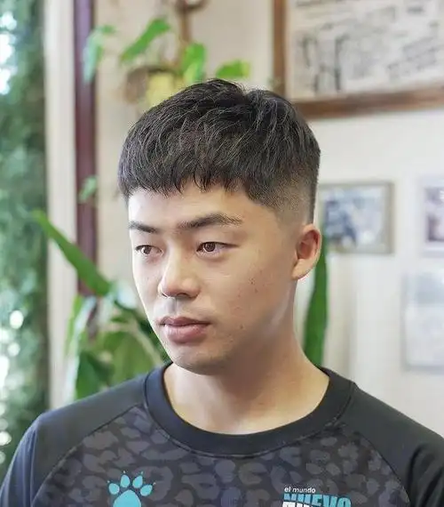 两侧铲短的发型