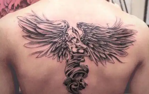 男生背部天使纹身图案