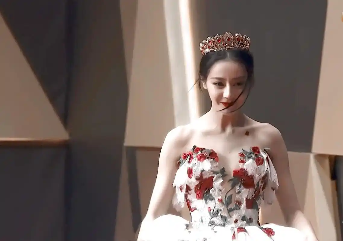 星光大赏翻车现场,杨紫像村晚礼仪小姐,被旁边迪丽热巴吊打碾压