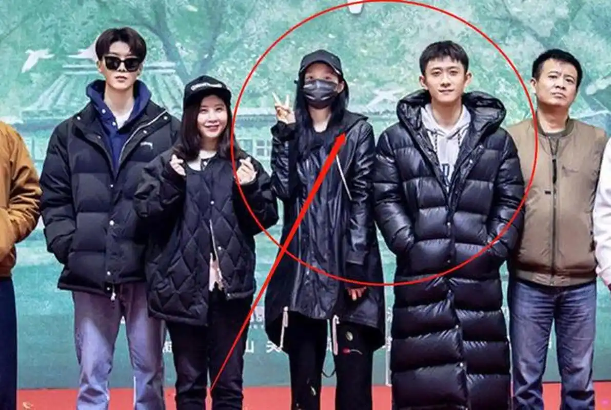 网传张一山跟女演员拍戏已经习惯踩苹果箱了,他个头不高,跟女艺人同框