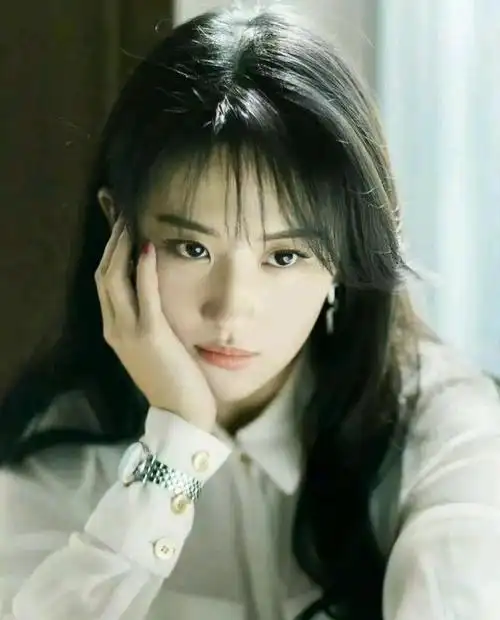 刘亦菲新造型又纯又欲,齐刘海儿碾压20岁女爱豆!