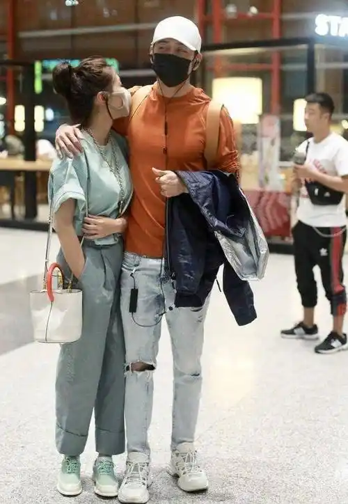 杨烁罕见携妻走机场,紧搂老婆狂秀恩爱,打扮清爽不油腻_王黎雯_身材