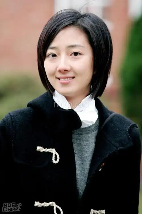 谁有路小雨发型,正面,则面,后面的图片