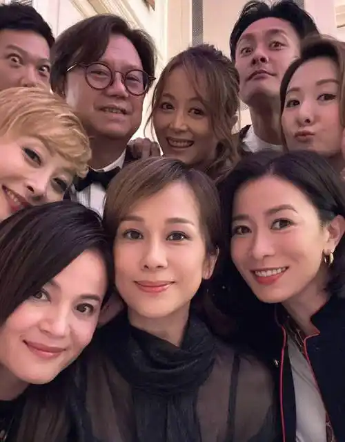 佘诗曼晒出参加朋友婚礼大合照 笑容灿烂-搜星网