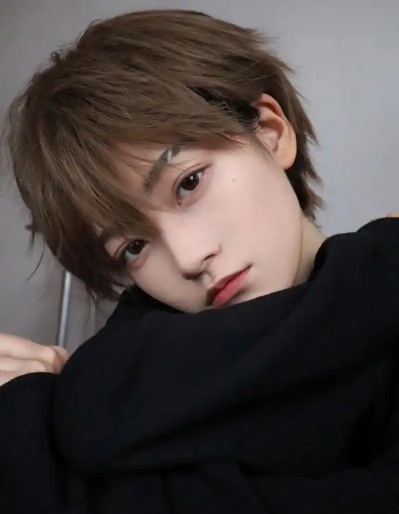 女生短发发型 女生短发发型 女生露耳短发 干练利落 帅气时尚 喜欢的