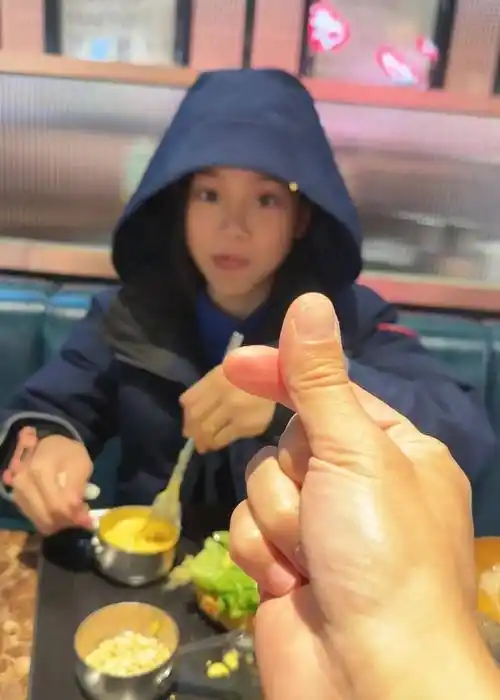 贾乃亮晒父女情,投喂女儿温馨有爱,甜馨在爸爸面前开心当女汉子_美食