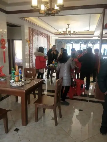 拜年啦,家里来了好多客人,我要帮妈妈招待客人咯