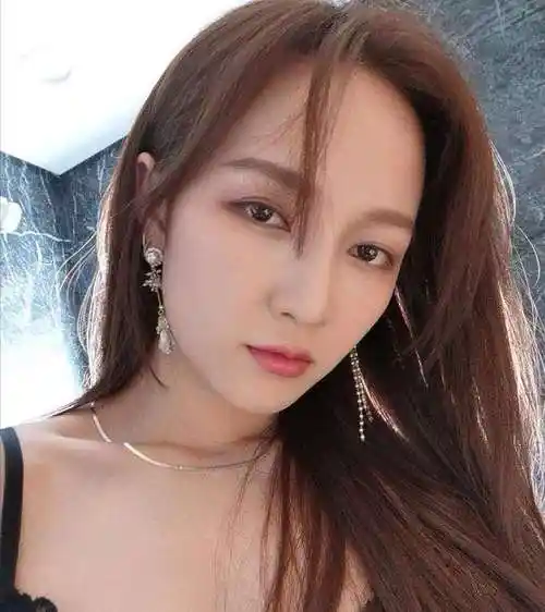 经过网友的科普,小编才知道原来孟佳男友是新加坡百亿小开elroy石正祥