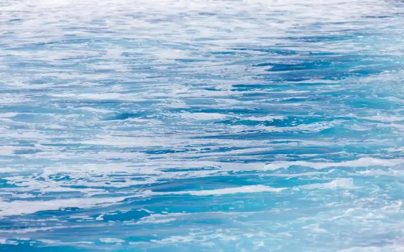 清澈蔚蓝的大海风景桌面壁纸