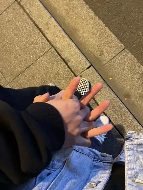 建议出去玩的时候多拍拍真的很好看的#情侣牵手照  ##小情侣的日常