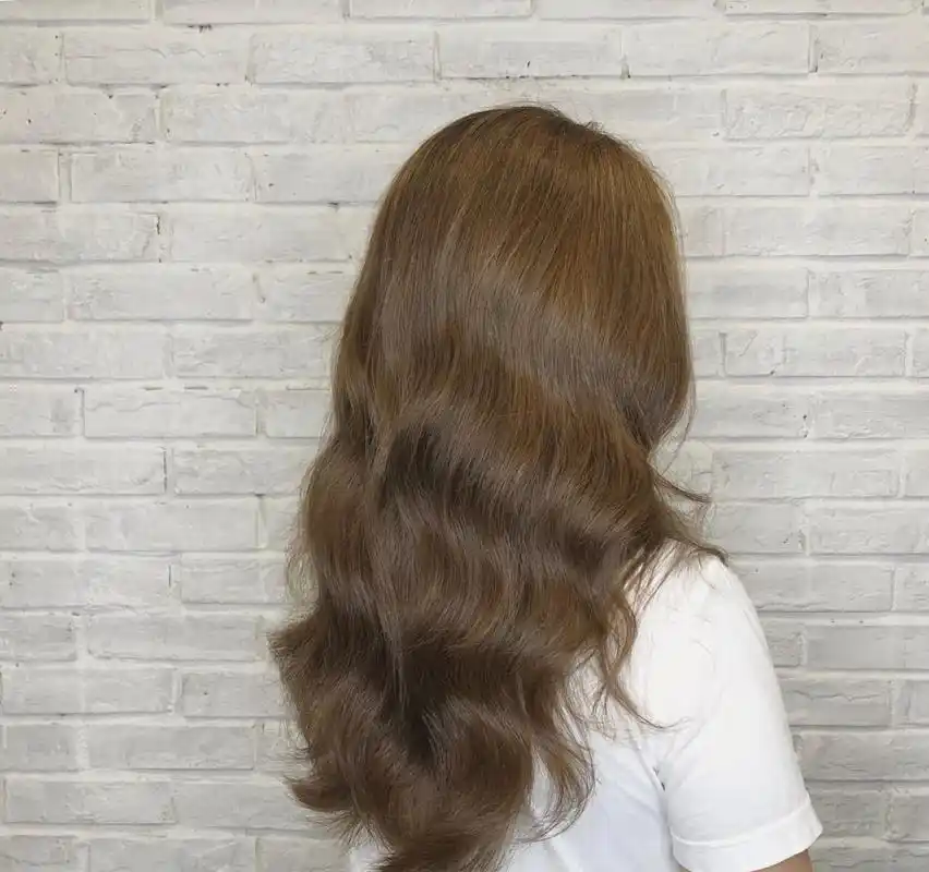 夏日显白发色亚麻棕 亚麻色发色_彩妆_彩妆