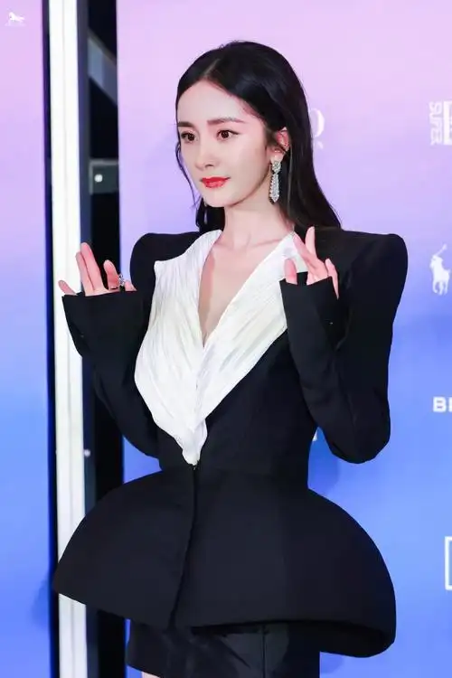 杨幂午后阳光复古大片##杨幂璀璨色彩辣妹裙