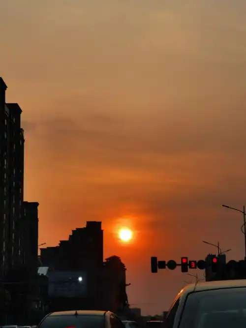 夕阳火球红色傍晚虚实天空下班路日落光影