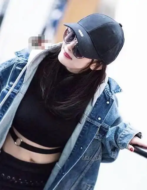 33岁杨幂真自信过头了穿露脐装露出褶皱一般人谁还敢穿