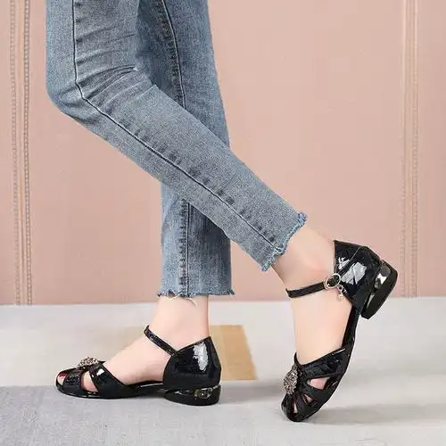 新款时尚一字扣带包头凉鞋女士头层牛皮中空粗跟真皮女鞋2022夏季