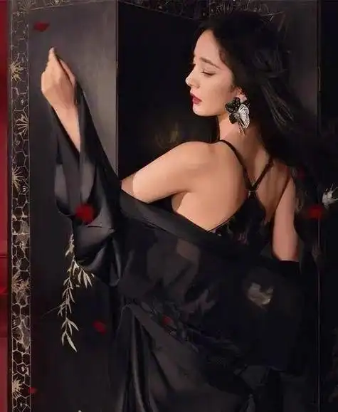 古力娜扎凭借珍珠透视装杀回顶流被杨幂黑丝低胸装秒了