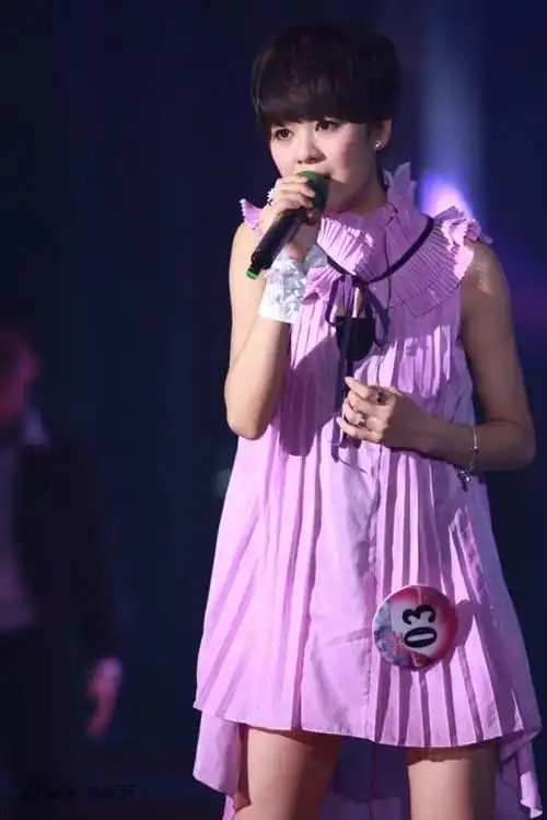 郁可唯成熟稳重新浪娱乐讯 8月14日晚,2009快乐女声6进5的比赛打响,上