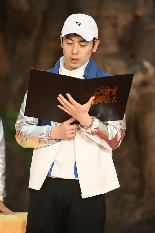 朱亚文《奔跑吧》遇外星人 打响地球石油保卫战