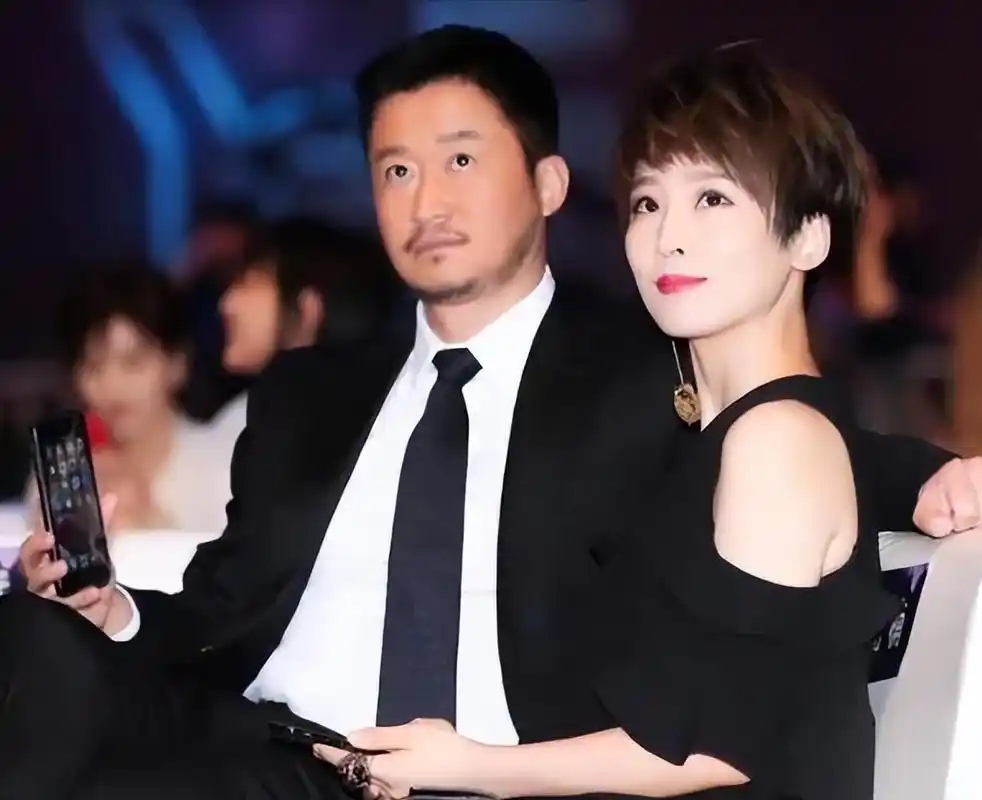 吴京谢楠婚变?女方退出关联公司是前兆,男方曾一年半未回家